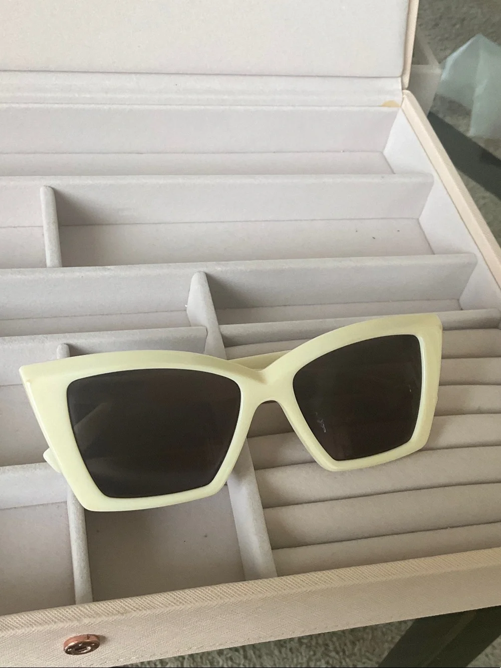 Saint Laurent chic saint